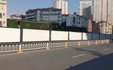 金屬圍擋的柱子和連接件需要特別注意什么問題？