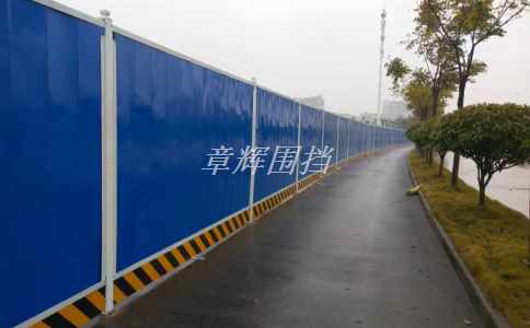 pvc圍擋在長時間暴曬后出現(xiàn)變色怎么辦？（處理陽光導致顏色變淺的問題）